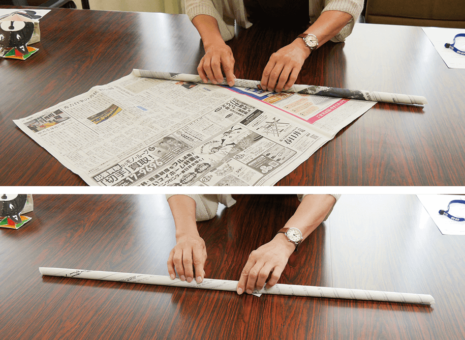 ❶新聞紙3枚を重ね、くるくる巻いて棒状にする。同じものを7本作る。