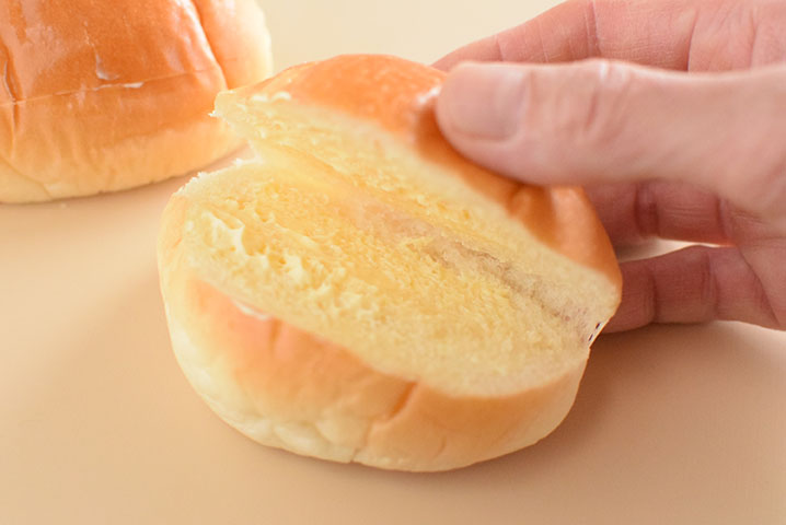 ロールパンにマヨネーズ(もしくはバター)を塗っておくと、味付けの他にパンに具材の水分が染み込みにくくなります。